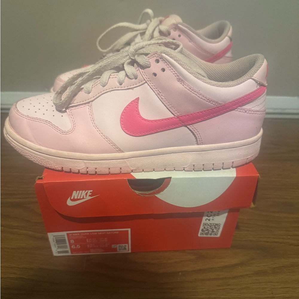 Women’s Triple Pink Nike Dunk low sneakers size 8